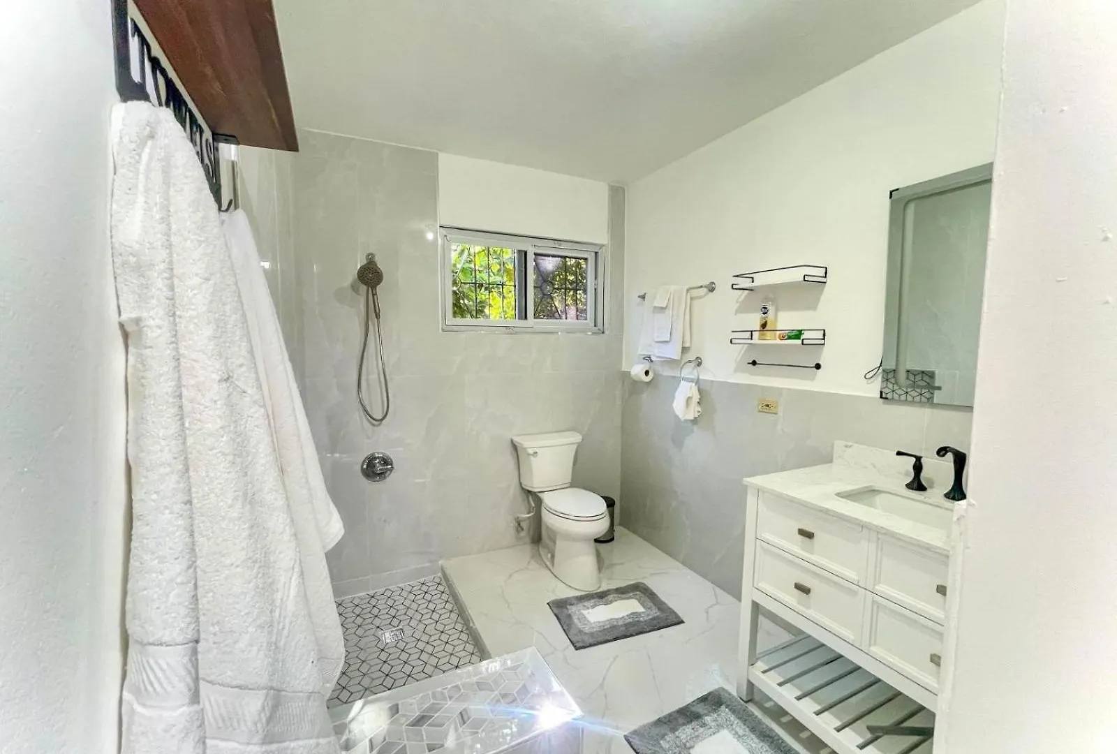 Serene Getaway-Newly Renovated Spacious 2 Beds 2 Baths Montego Bay Jamaika